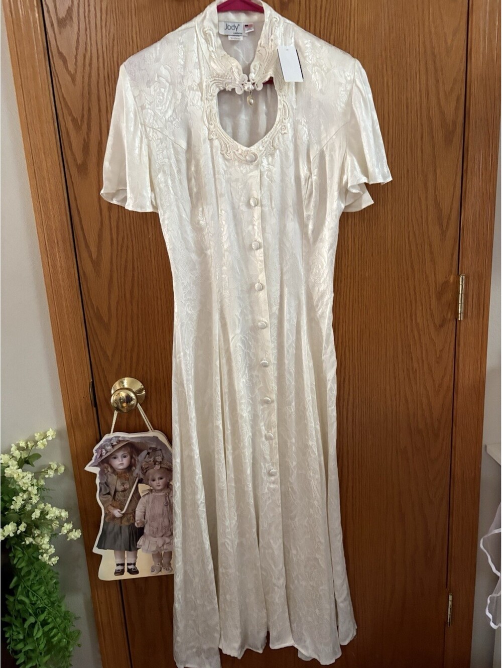 Vintage Ivory Satin Dress with Lace Detailing and Pearl Accent - Picture 3 of 9